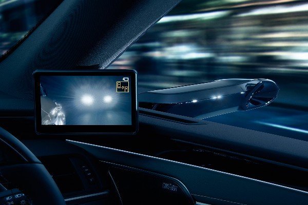 european-lexus-es-300h-digital-side-view-cameras-monitor