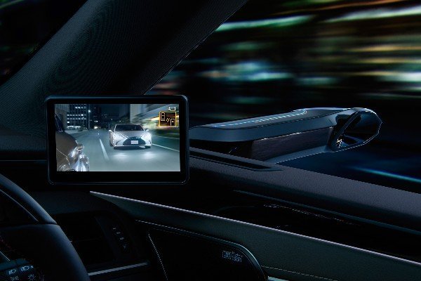 european-lexus-es-300h-digital-side-view-cameras-monitor