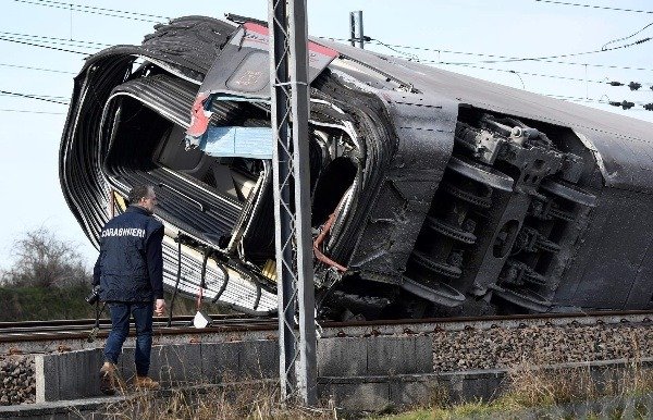 high-speed-train-derails-in-italy