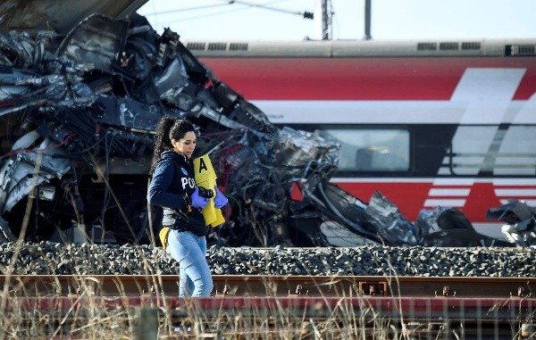 high-speed-train-derails-in-italy