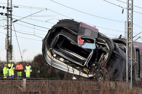 high-speed-train-derails-in-italy