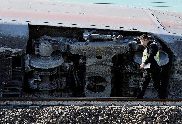 high-speed-train-derails-in-italy