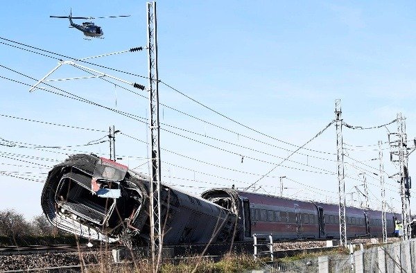 high-speed-train-derails-in-italy