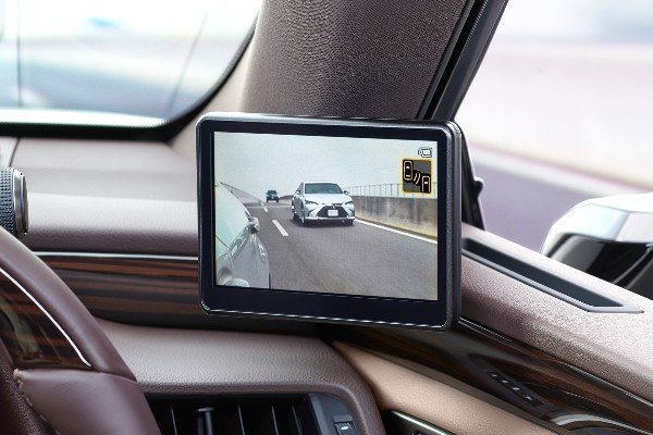 lexus-es-300h-digital-side-view-cameras-monitor