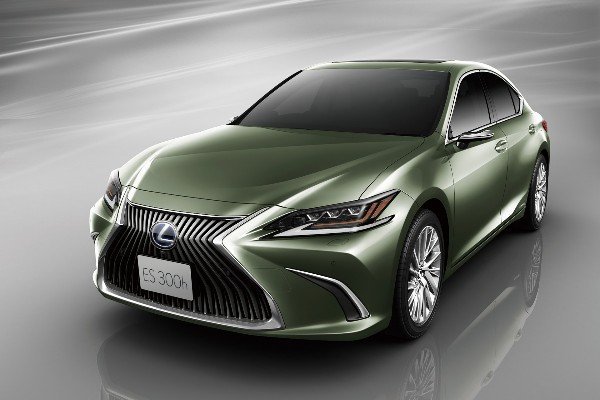 lexus-es-300h-digital-side-view-cameras-monitor