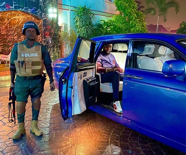 e-money-ig-car-police-escort