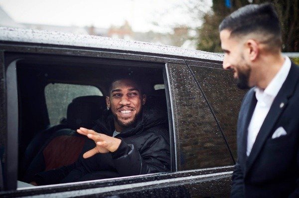 anthony-joshua-gets-range-rover-svautobiography