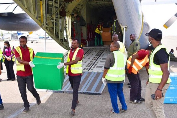 Nigerian air-force airlifted a consignment of medical equipment from the Jack Ma Foundation and Alibaba Foundations from Lagos to Abuja autojosh