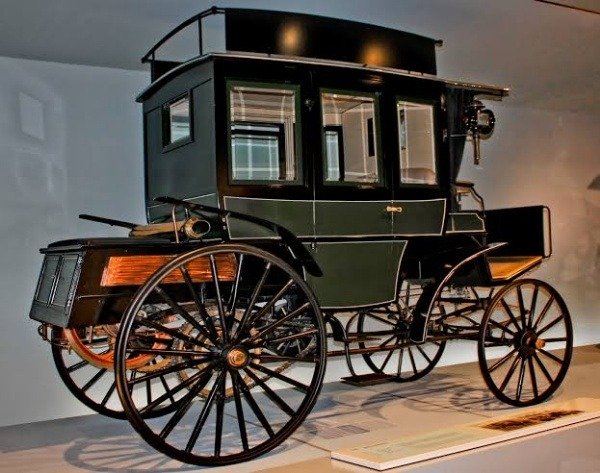 first-internal-combustion-engine-benz-bus