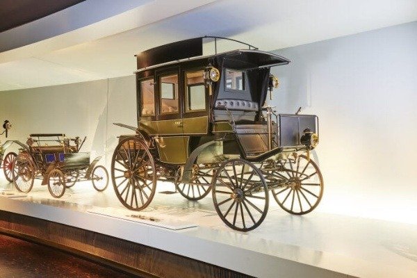 first-internal-combustion-engine-benz-bus