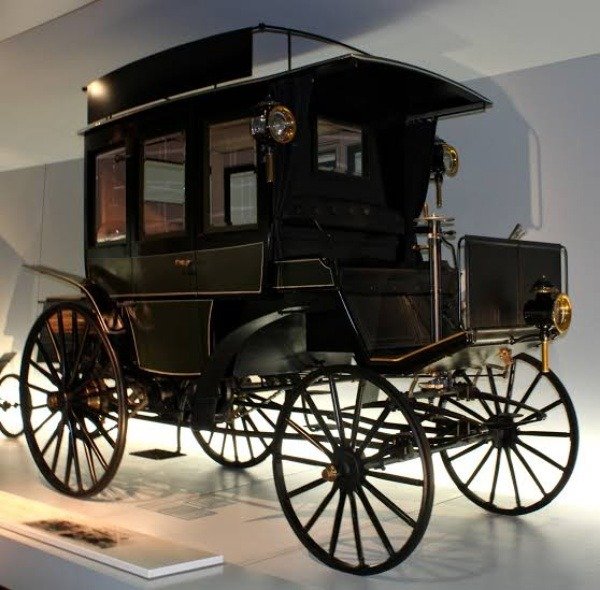 first-internal-combustion-engine-benz-bus