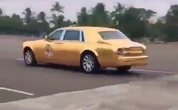 gold-rolls-royce-phantom-taxi-spotted-in-india