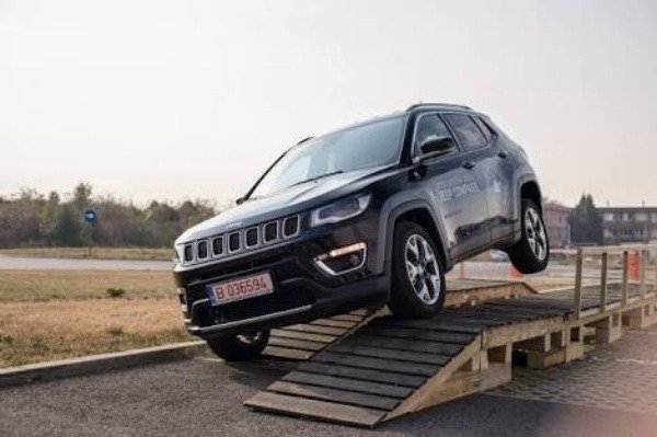 spanish-man-drives-jeep-compass-car-into-church