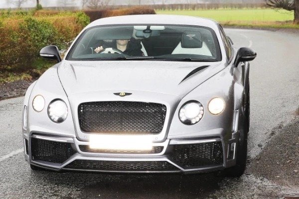 manchester-united-players-arrives-training-luxury-cars