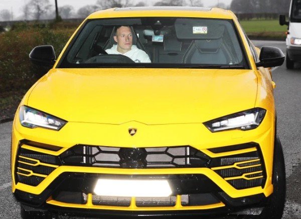 manchester-united-players-arrives-training-luxury-cars