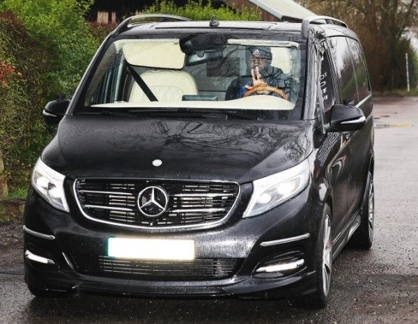 manchester-united-players-arrives-training-luxury-cars