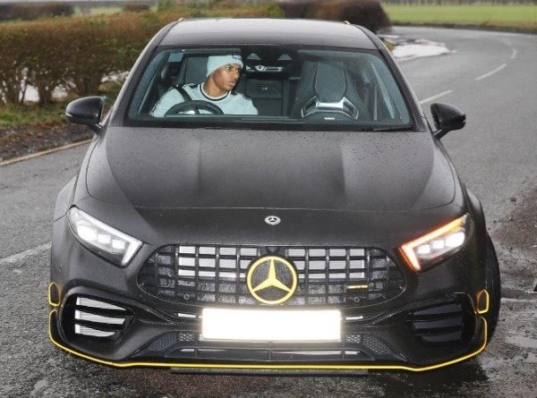 manchester-united-players-arrives-training-luxury-cars
