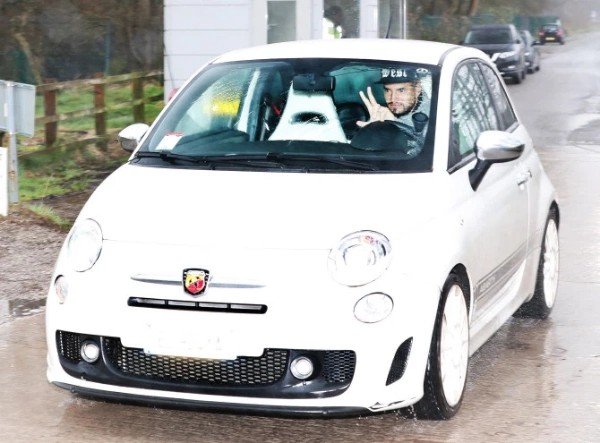 manchester-united-players-arrives-training-luxury-cars