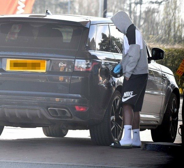 manchester-united-star-anthony-martial-takes-coronavirus-precautions-when-filling-up-his-range-rover