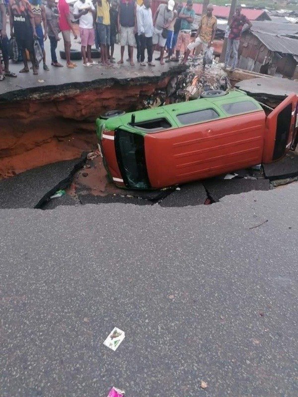 heavy-gridlock-in-aba-abia-state-after-a-commercial-bus-crashed-into-a-massive-sinkhole