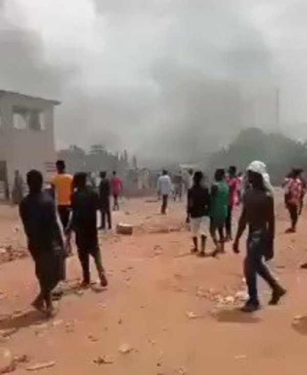 amid-lockdown-workers-set-ogun-based-chinese-companys-vehicle-ablaze-damage-others