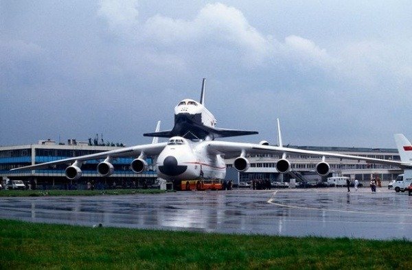 worlds-largest-cargo-plane-antonov-an225-mriya-lands-in-poland-packed-with-covid-19-medical-supplies