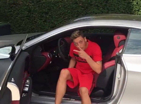 arsenal-star-mesut-ozils-car-collection