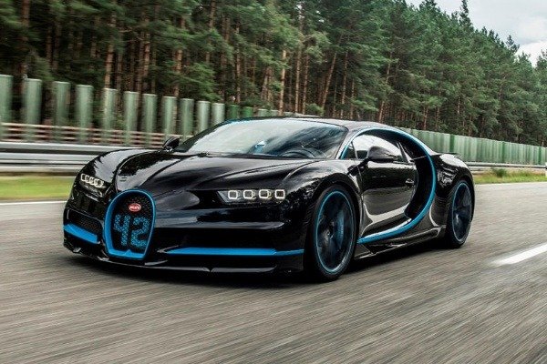 bloodhound-lsr-drag-races-bugatti-chiron-f1-car-and-normal-car