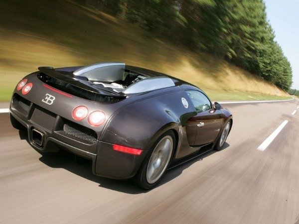 its-been-15-years-since-bugatti-veyron-16-4-broke-the-400kph-barrier