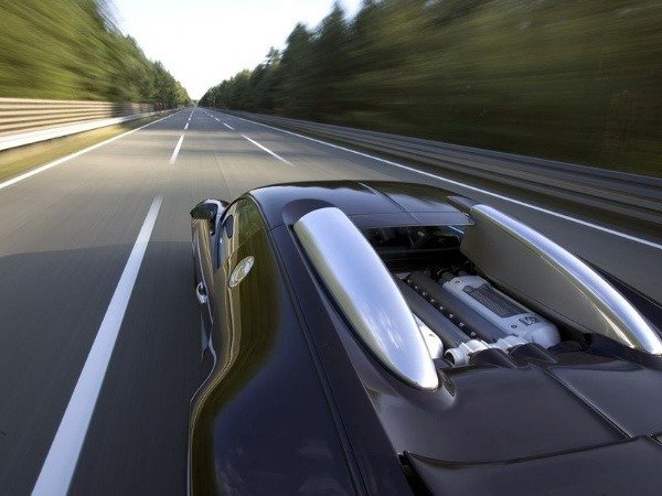 its-been-15-years-since-bugatti-veyron-16-4-broke-the-400kph-barrier