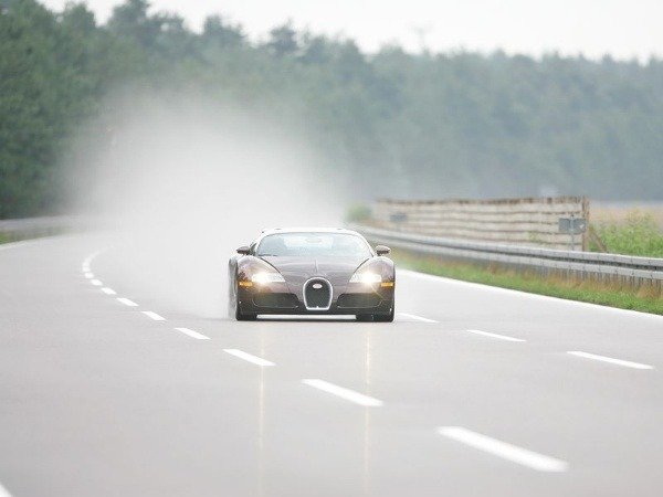 its-been-15-years-since-bugatti-veyron-16-4-broke-the-400kph-barrier