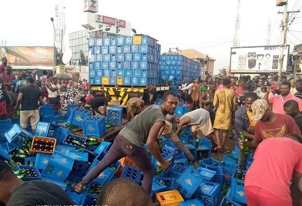 beer-truck-falls-in-anambra-residents-scramble-to-get-free-drinks