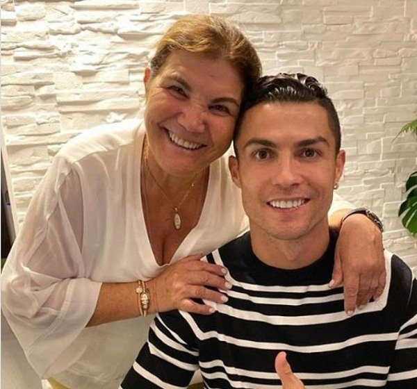 cristiano-ronaldo-gifts-mum-a-brand-new-mercedes-car-for-portuguese-mothers-day
