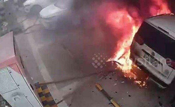 fire-consumed-5-vehicles-charging-station-china