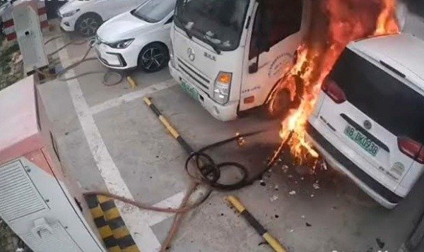 Watch : 5 Vehicles Consumed After Fire Erupted From Electric Car At A ...