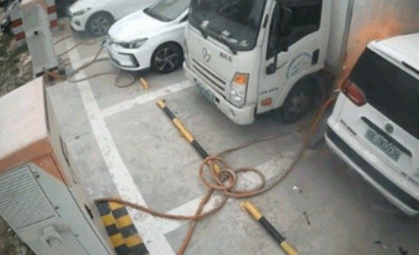 fire-consumed-5-vehicles-charging-station-china