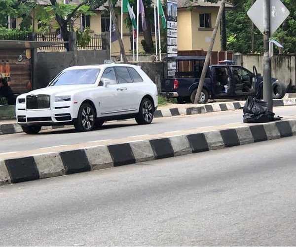 abandoned Rolls-Royce Cullinan on a Road in Ikoyi autojosh