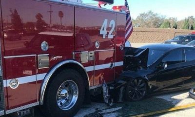 Autopilot? Watch A Self-driving Tesla Model 3 Crash Into An Overturned ...