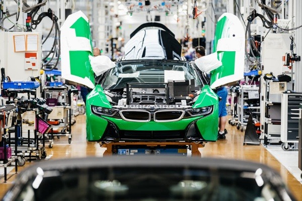 bmw-says-goodbye-to-the-i8-with-18-uniquely-coloured-customised-cars