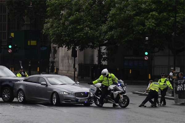 boris johnson car crash autojosh