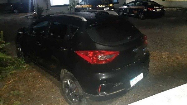 brazilian-thieves-arrested-trying-to-put-fuel-in-electric-car