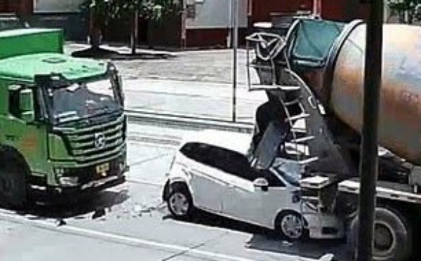 chinese-driver-passenger-survive-car-crushed-between-two-trucks