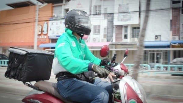 covid-19-restrictions-turns-thai-pilot-into-motorbike-food-delivery-man