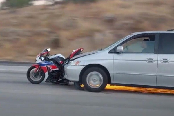 hit-and-run-honda-odyssey-driver-drags-and-destroys-superbike