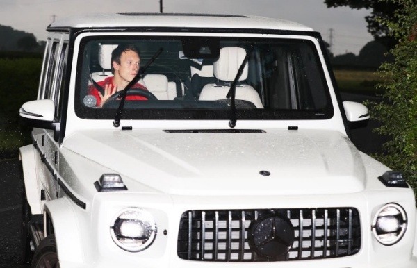 man-utd-car-park-now-resembles-army-base-stars-rolled-into-training-mercedes-g-wagon