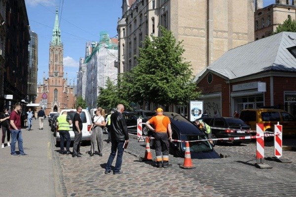 massive-sinkhole-swallows-mercedes-and-bmw-3-series