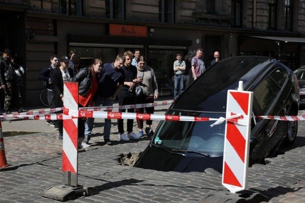 massive-sinkhole-swallows-mercedes-and-bmw-3-series