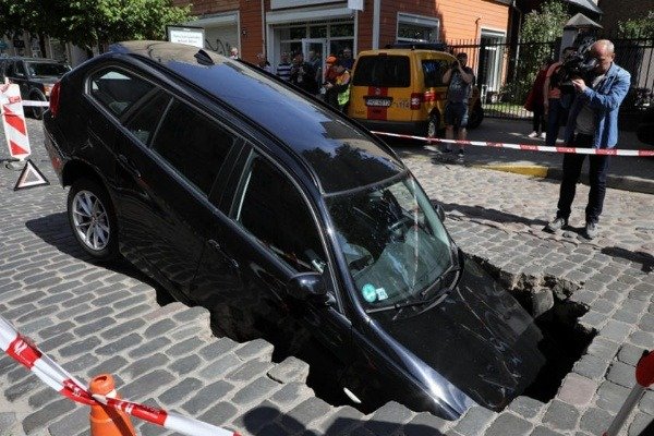 massive-sinkhole-swallows-mercedes-and-bmw-3-series