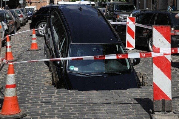 massive-sinkhole-swallows-mercedes-and-bmw-3-series