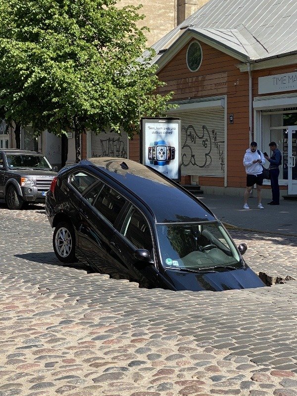 massive-sinkhole-swallows-mercedes-and-bmw-3-series